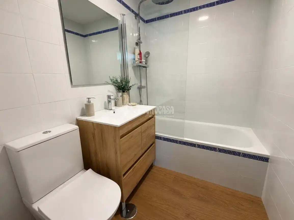 Badezimmer von Wohnung zum Verkauf in Manilva mit Parkett und Gemeinschaftspool