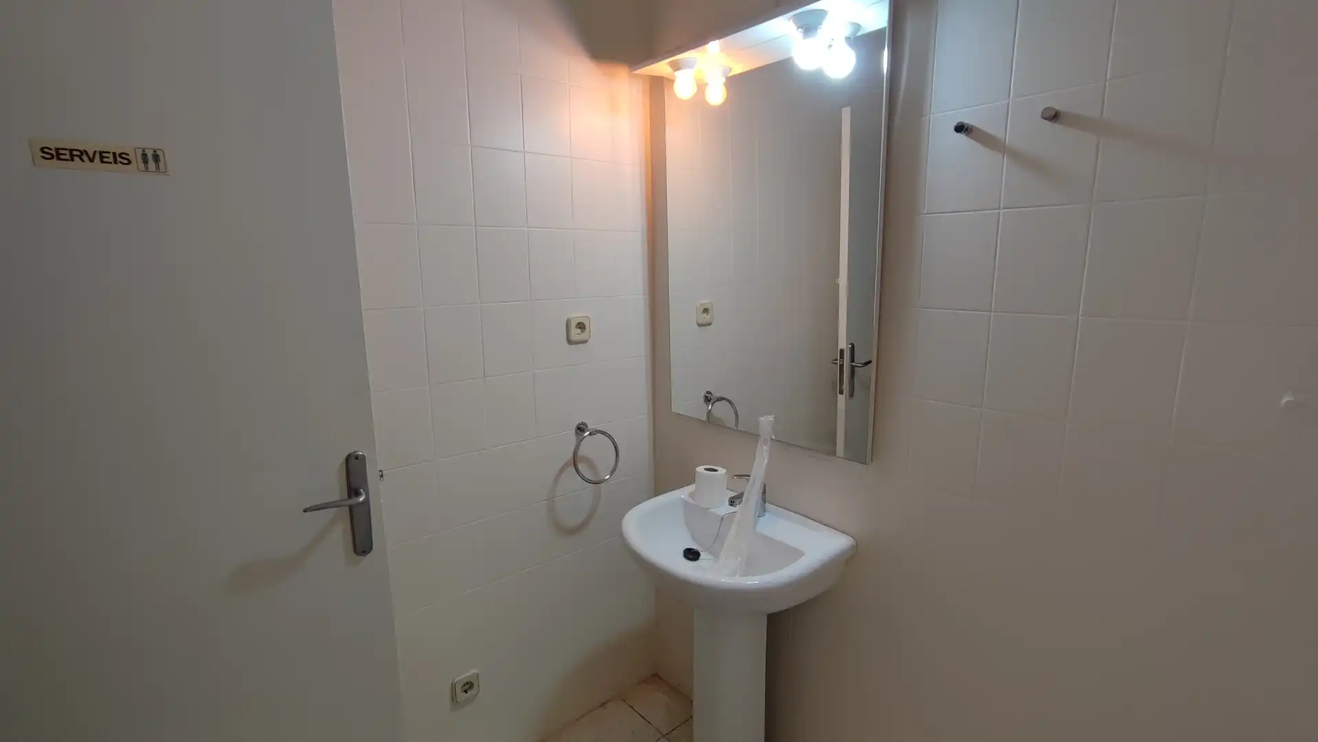Baño de Local de alquiler en Sentmenat con Aire acondicionado