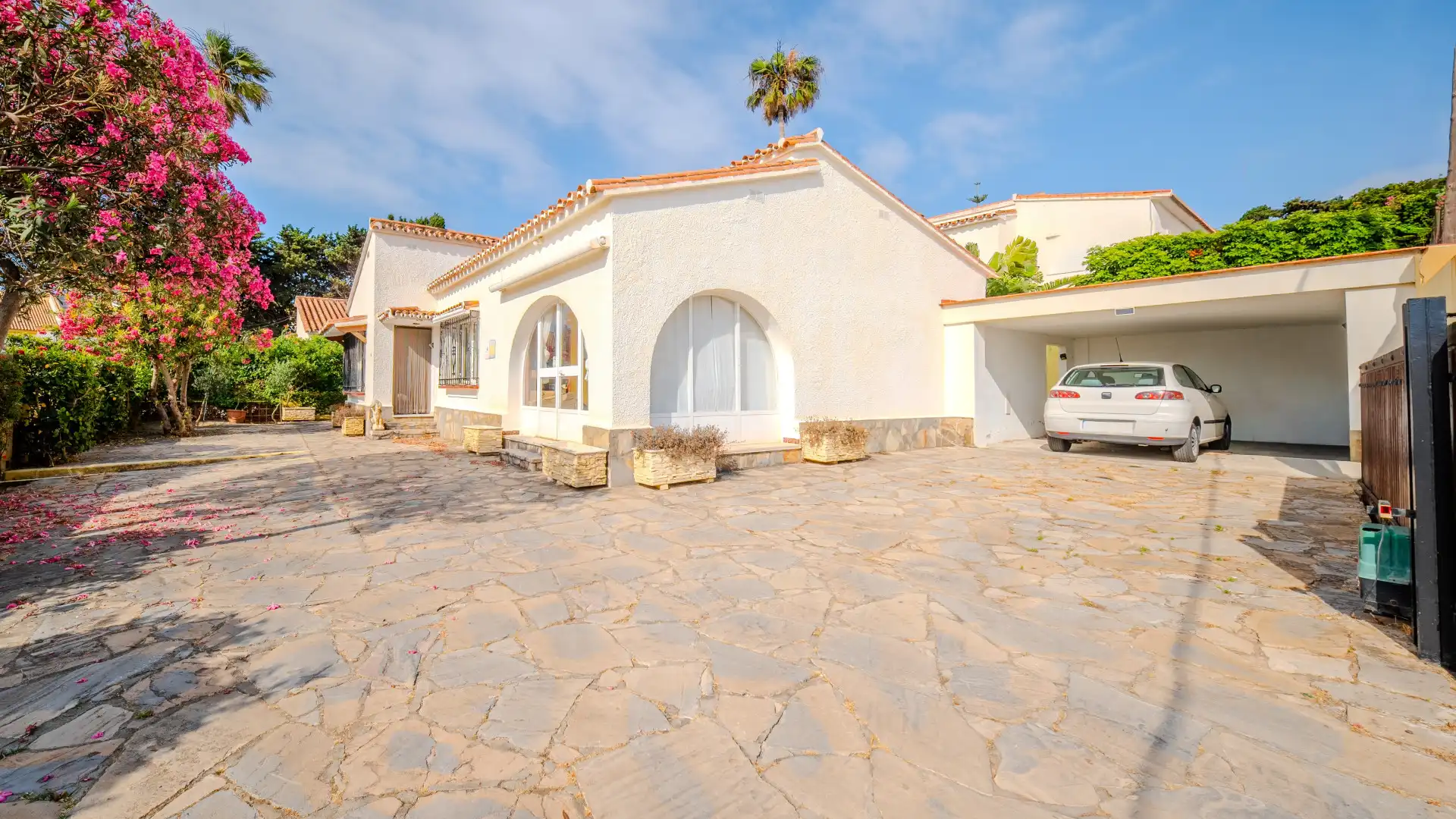 Vista exterior de Casa o xalet en venda en Manilva amb Aire condicionat i Terrassa