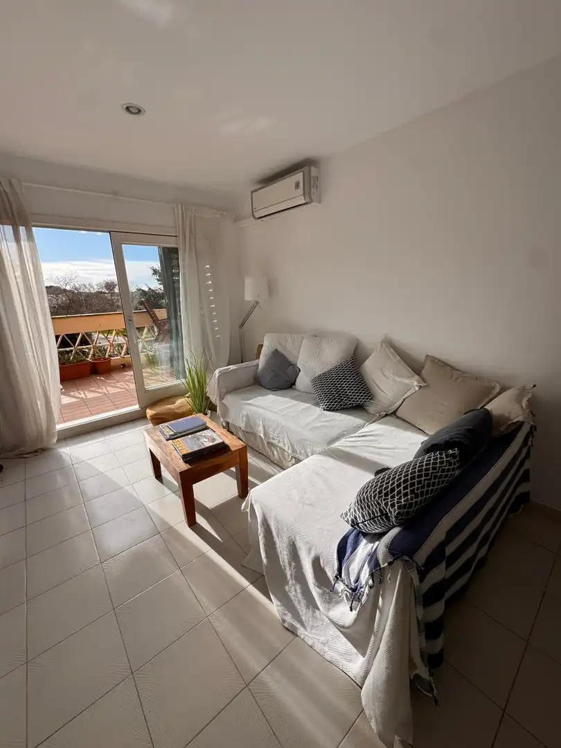 Sala de estar de Apartamento de alquiler en Castell d'Aro, Platja d'Aro i s'Agaró con Jardín privado, Piscina y Horno