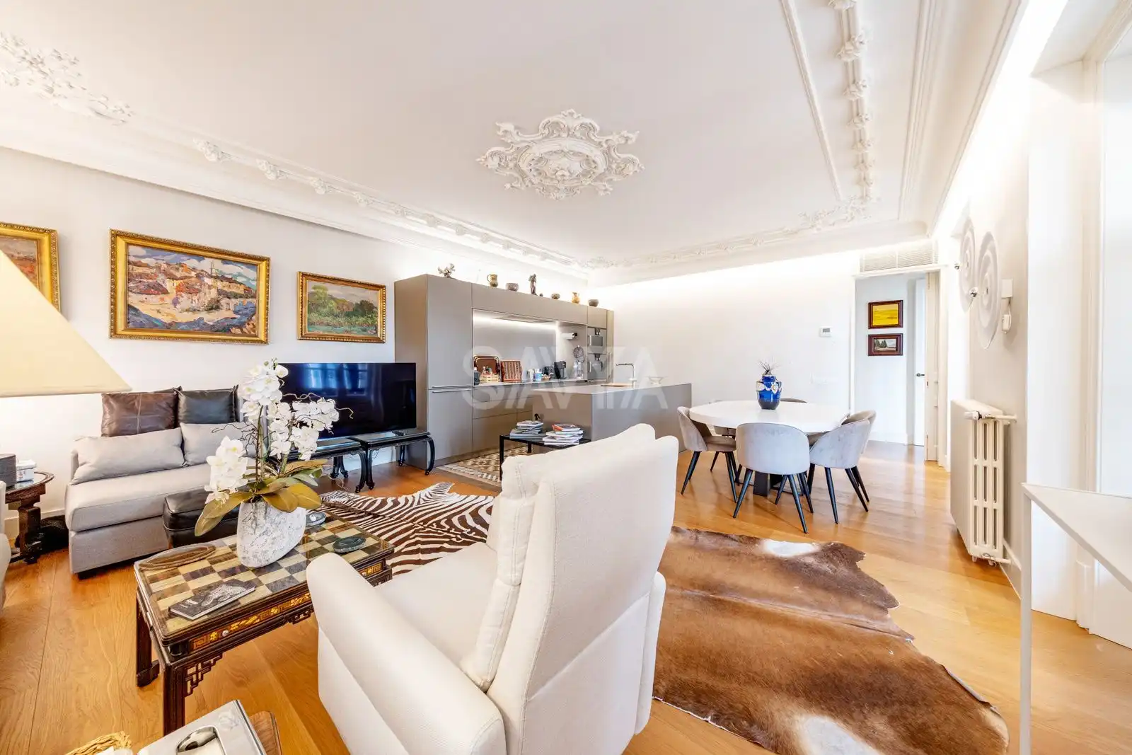 Flat with pool for sale in Ausias March