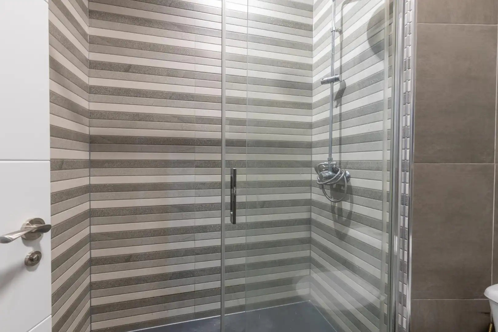 Badezimmer von Wohnung zum Verkauf in Granada mit Parkett