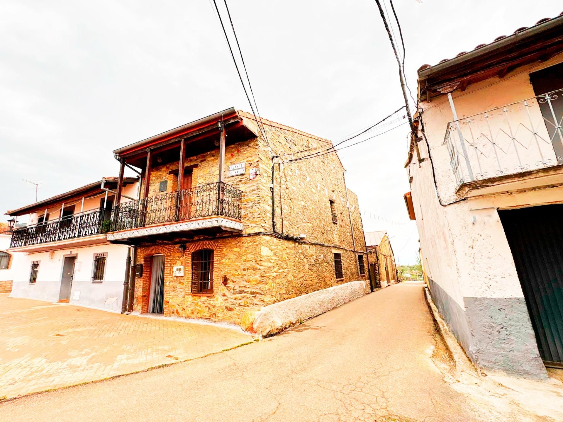 Exterior view of House or chalet for sale in Navarredonda de la Rinconada  with Heating, Terrace and Storage room