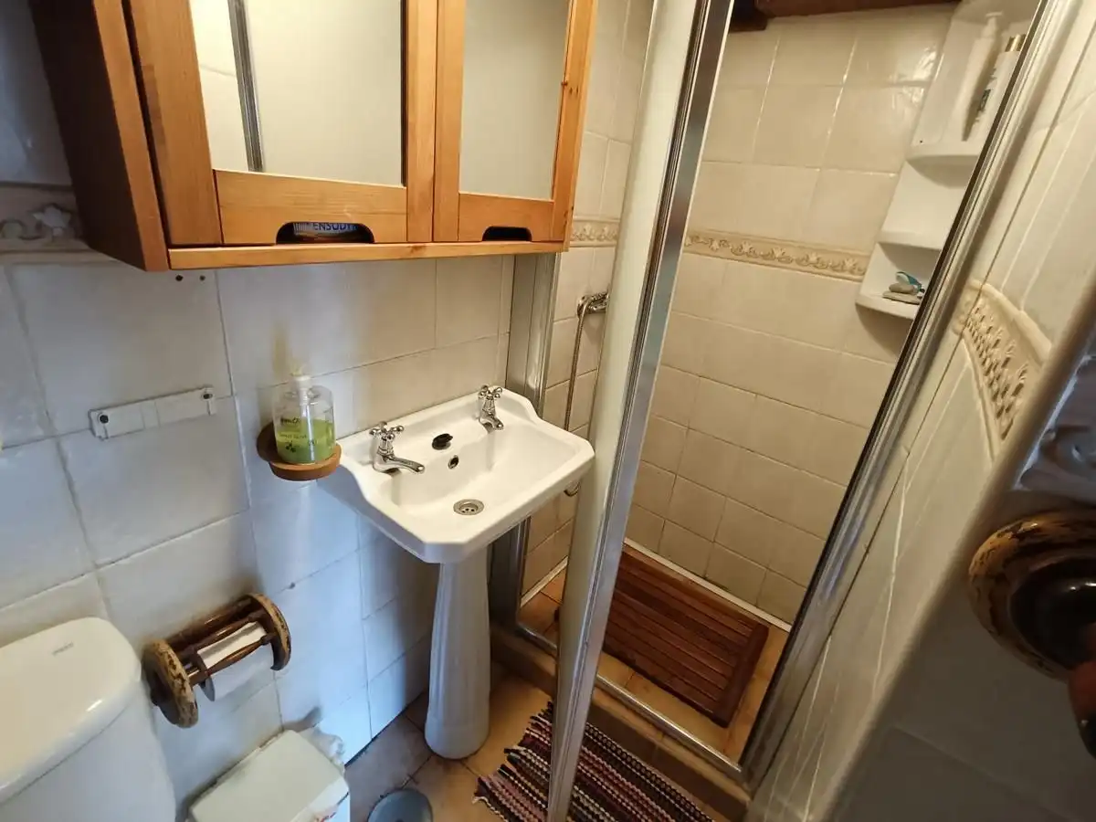 Badezimmer von Einfamilien-Reihenhaus zum Verkauf in Llanes mit Heizung und Möbliert