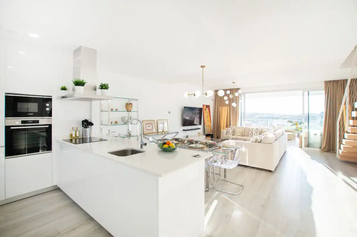 Küche von Einfamilien-Reihenhaus zum Verkauf in Estepona mit Klimaanlage, Terrasse und Schwimmbad
