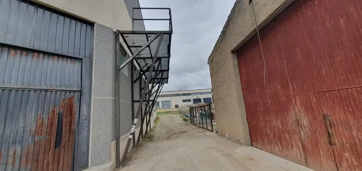 Vista exterior de Nau industrial en venda en Torrelaguna