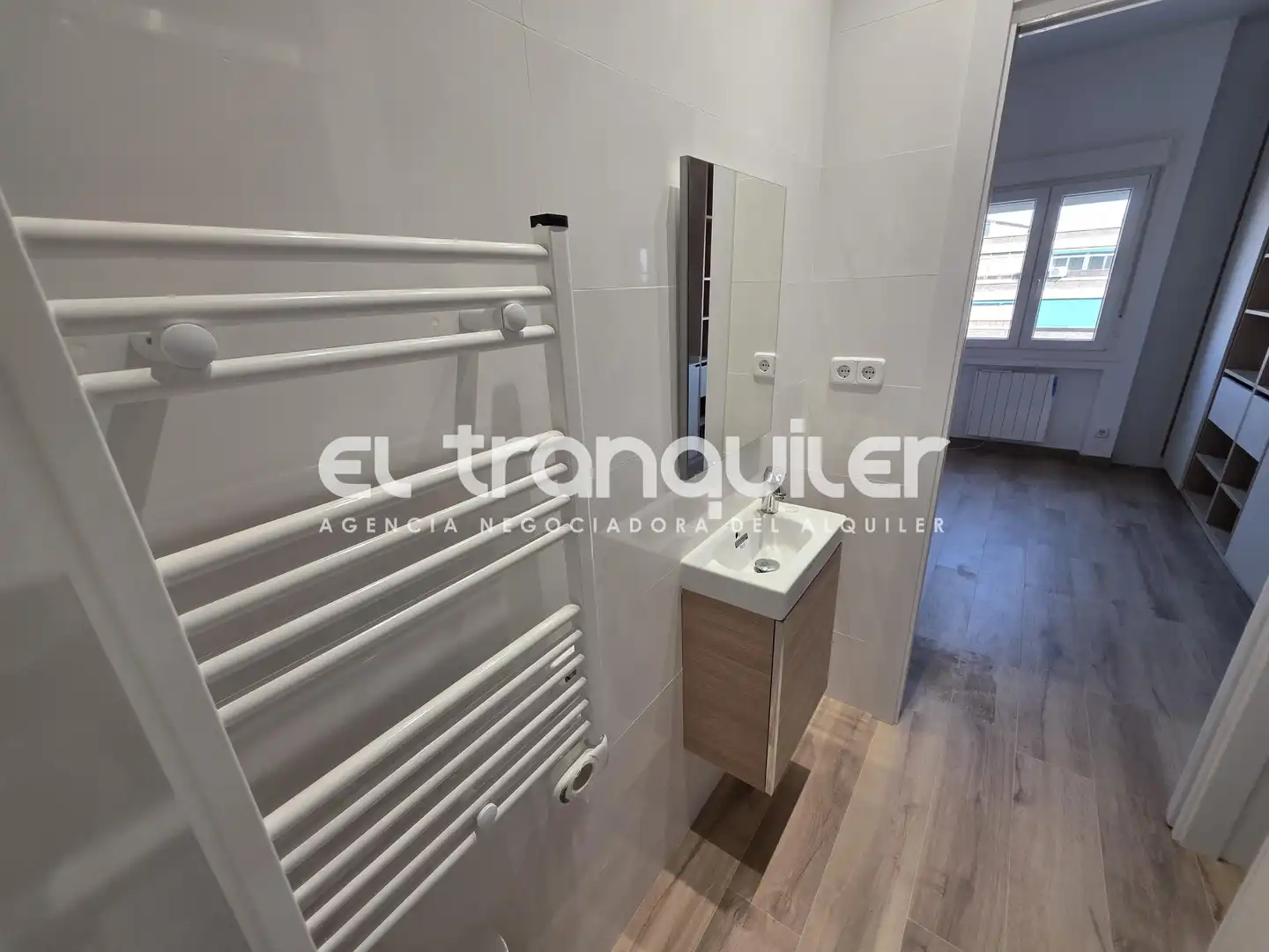 Badezimmer von Wohnung zur Miete in Madrid mit Klimaanlage und Waschmaschine