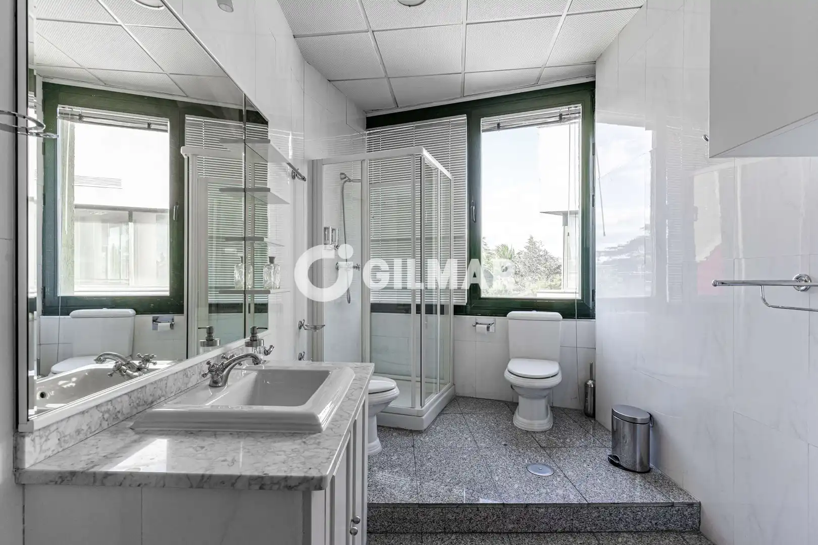 Badezimmer von Büro zum Verkauf in Rozas Centro