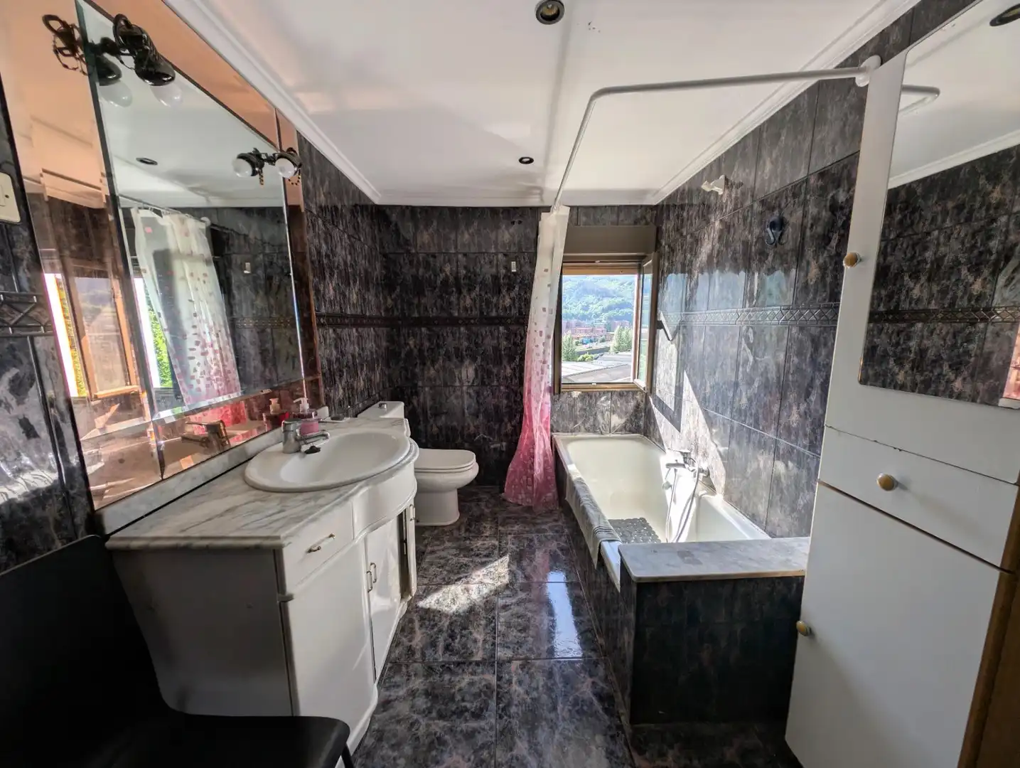 Baño de Casa o chalet en venta en Mieres (Asturias) con Calefacción, Jardín privado y Terraza