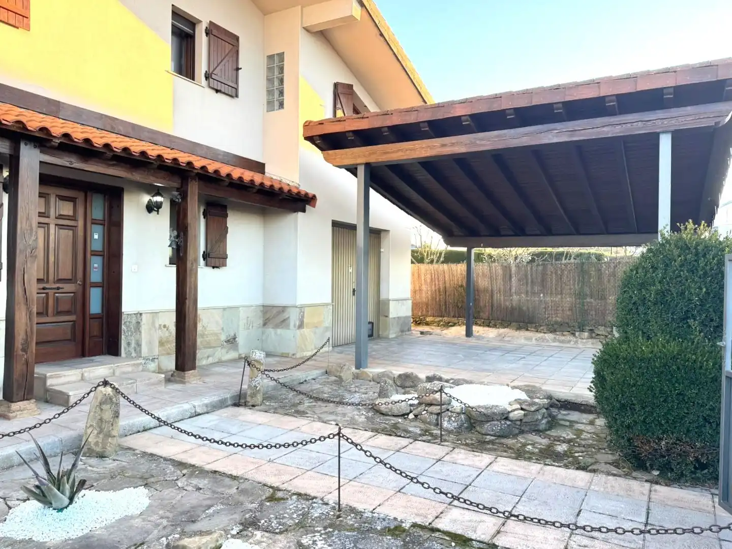 Vista exterior de Casa o chalet en venta en Olóriz / Oloritz con Aire acondicionado, Calefacción y Jardín privado