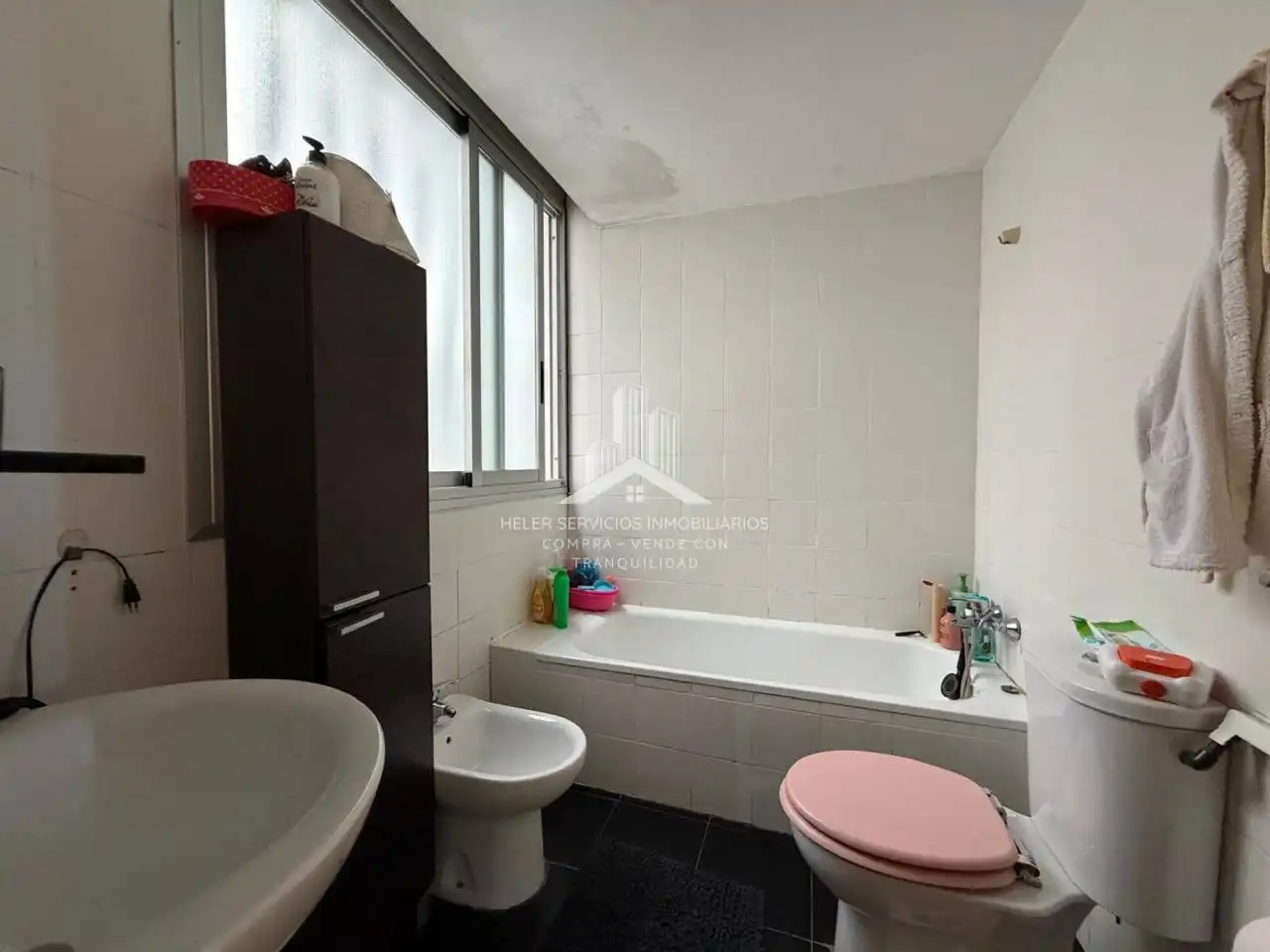 Baño de Piso en venta en Castellón de la Plana / Castelló de la Plana con Balcón y Alarma
