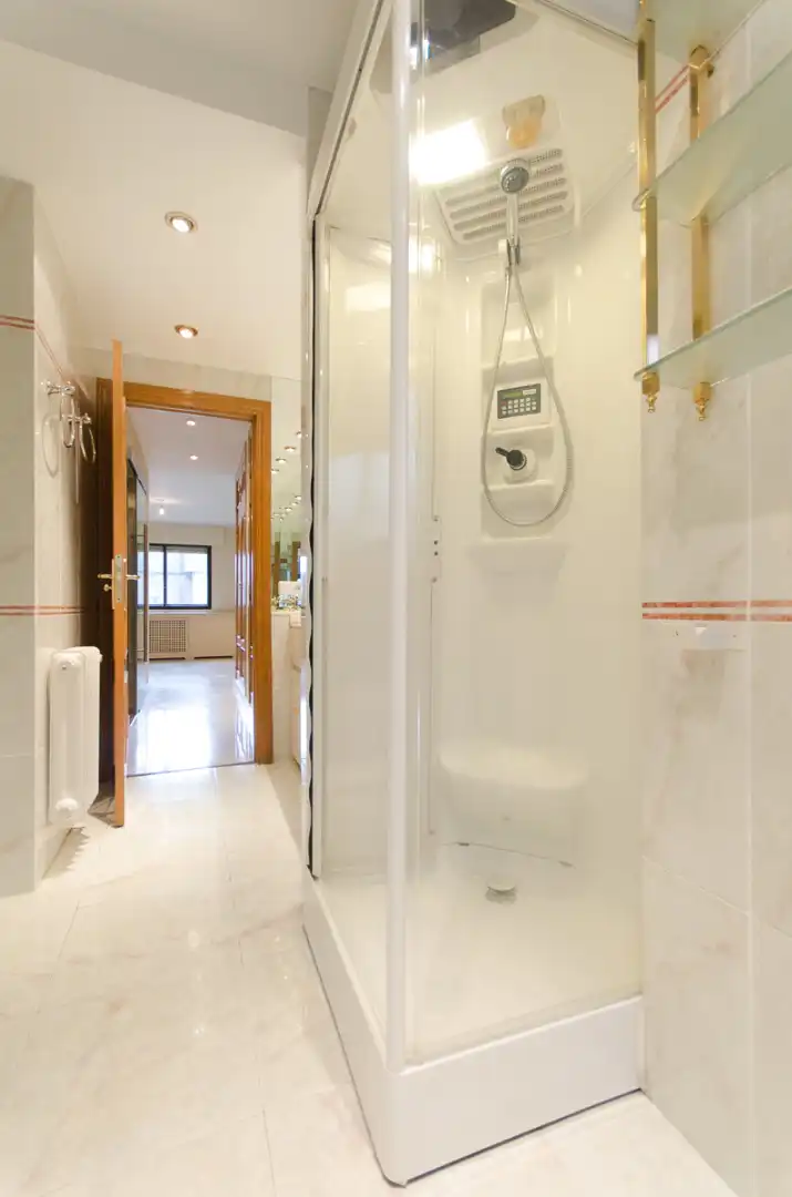 Bathroom of Flat for rent in Madrid  with Air Conditioner, Heating and Terrace
