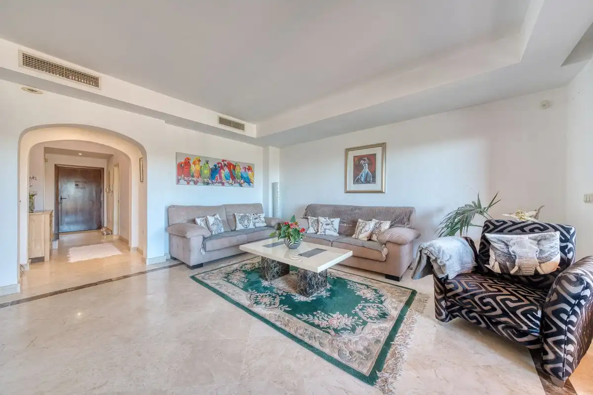 Sala de estar de Casa adosada en venta en Estepona con Aire acondicionado, Terraza y Piscina comunitaria
