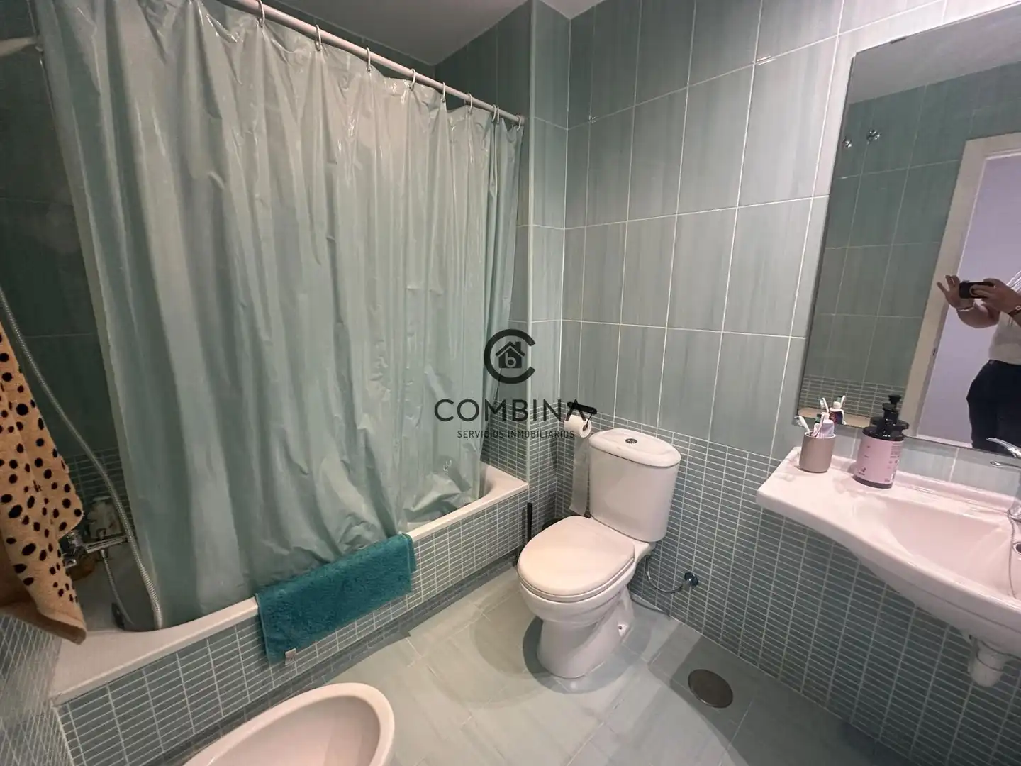 Badezimmer von Einfamilien-Reihenhaus zum Verkauf in Camas mit Klimaanlage, Terrasse und Abstellraum