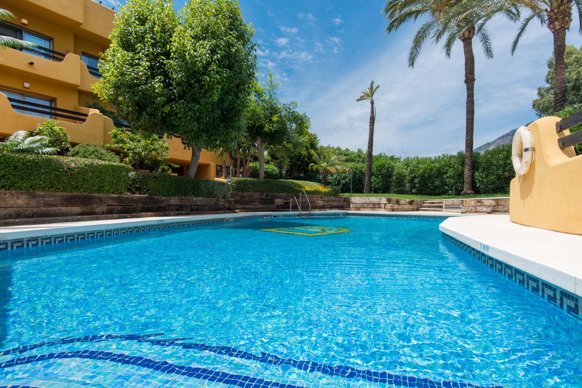 Piscina de Casa adosada de alquiler en Marbella con Aire acondicionado, Jardín privado y Terraza