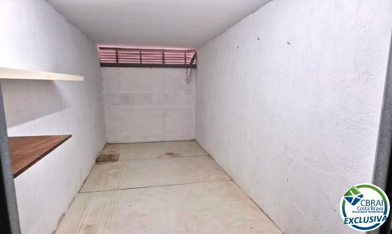 Box room for sale in Roses