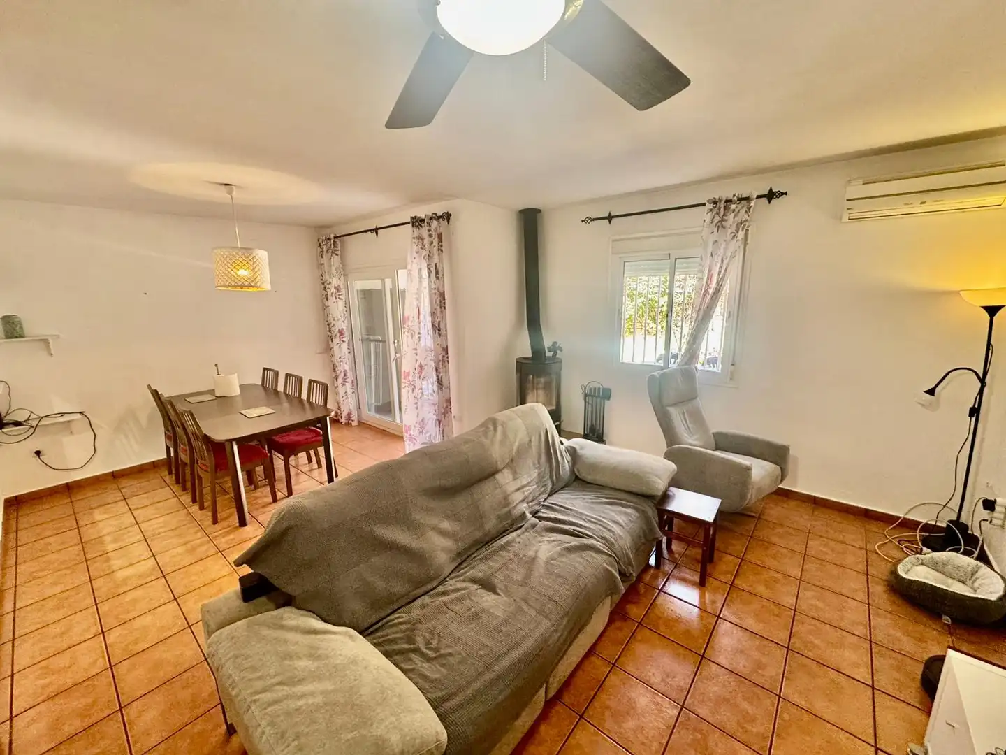 Sala de estar de Casa adosada en venta en Fuengirola con Aire acondicionado, Calefacción y Terraza