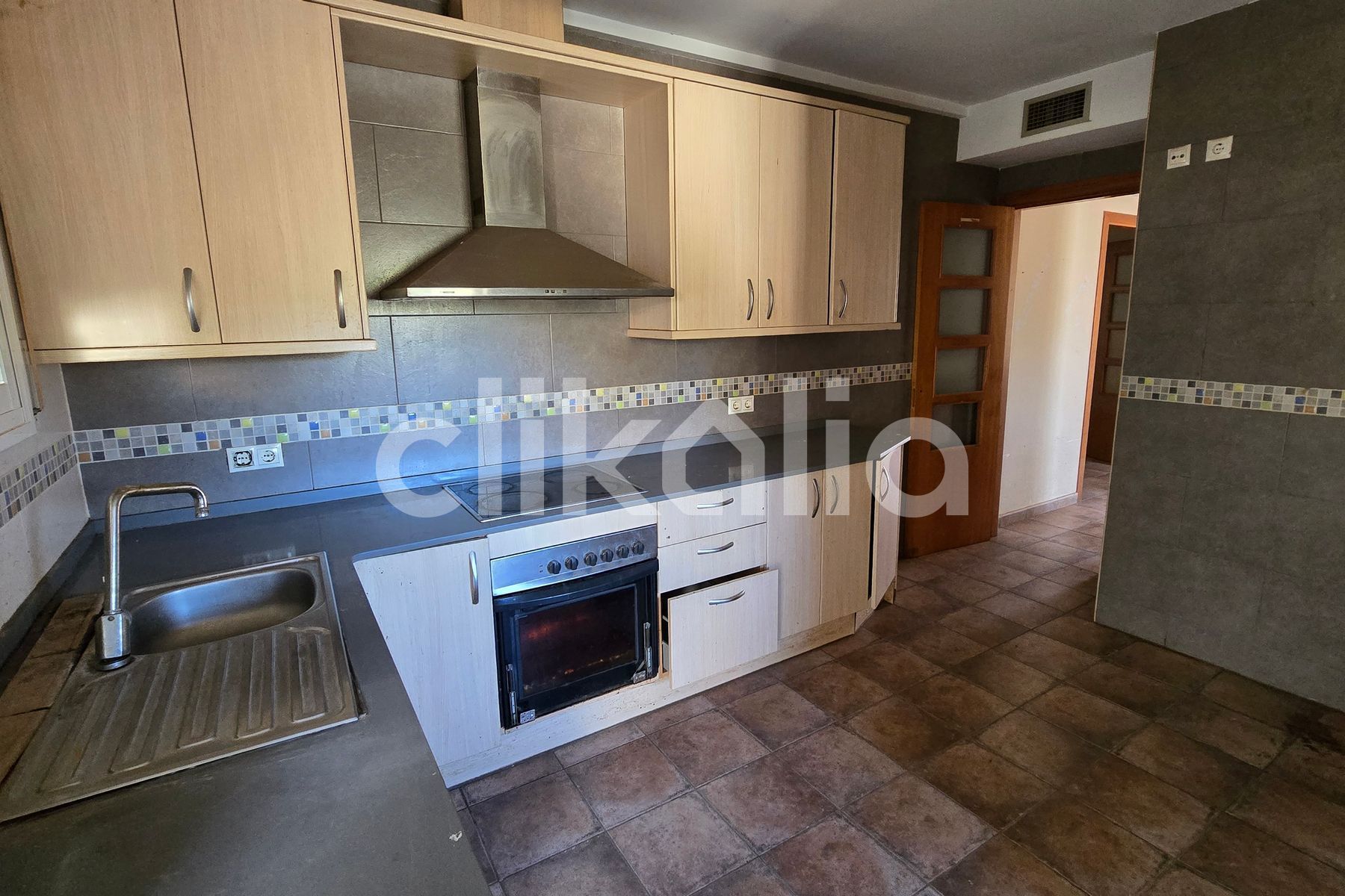 Cuina de Casa o xalet en venda en El Vendrell amb Aire condicionat, Terrassa i Traster