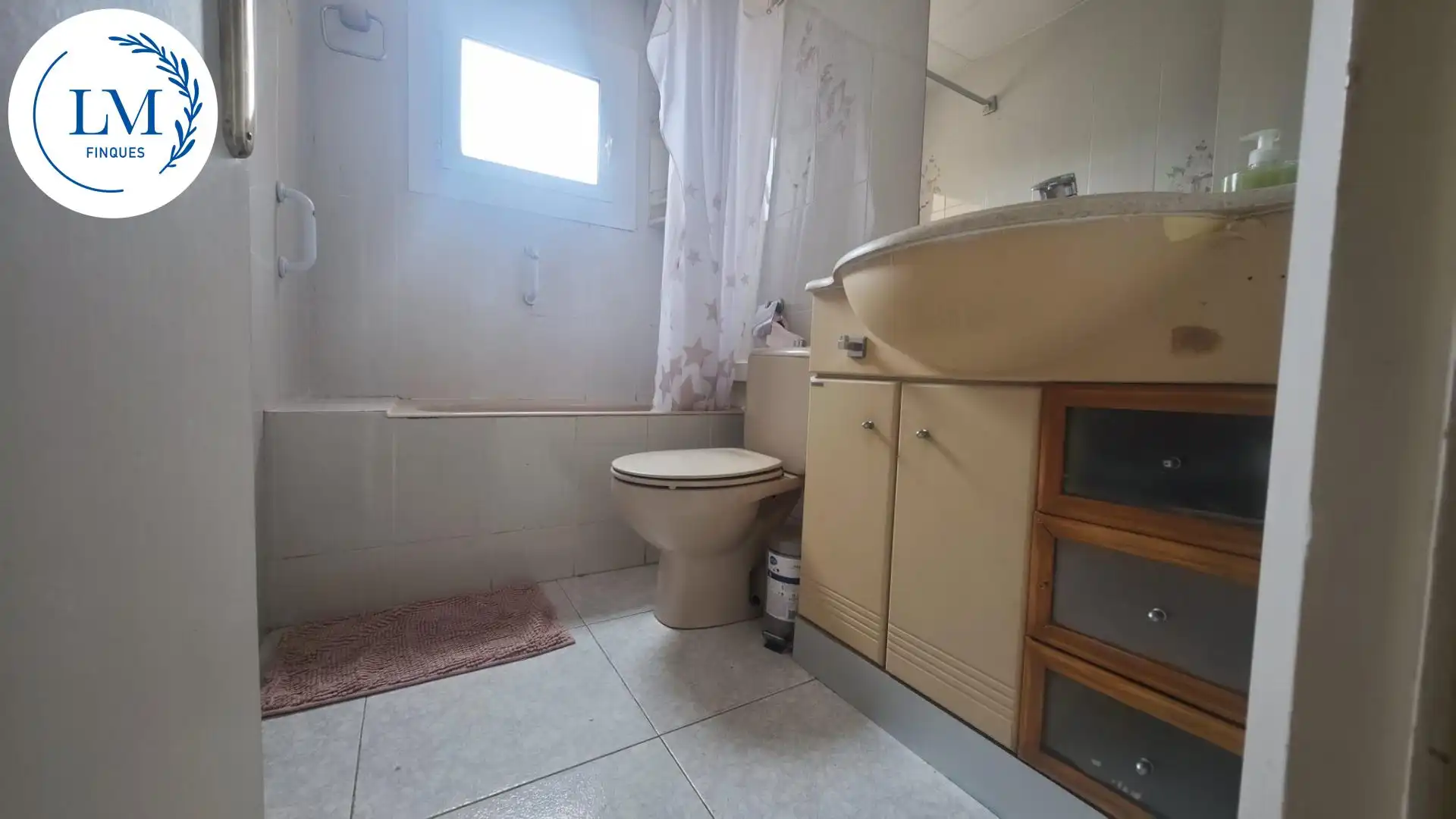 Badezimmer von Dachboden zur Miete in Vilanova i la Geltrú mit Klimaanlage, Terrasse und Möbliert