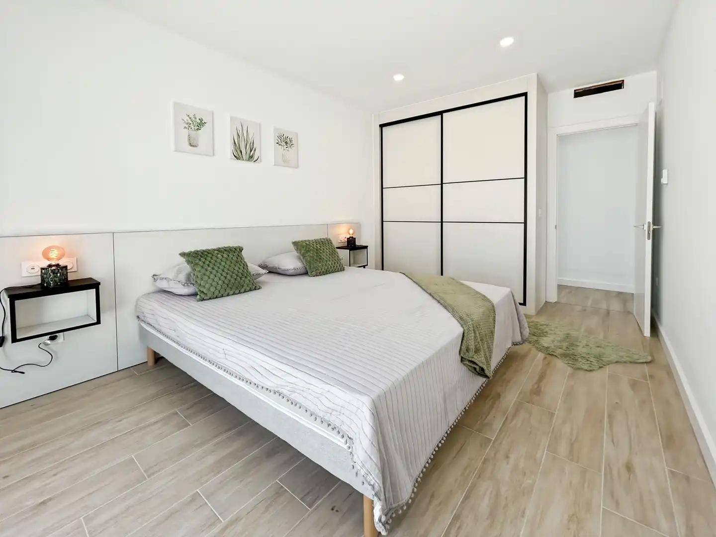 Schlafzimmer von Einfamilien-Reihenhaus zum Verkauf in Empuriabrava mit Klimaanlage, Heizung und Schwimmbad