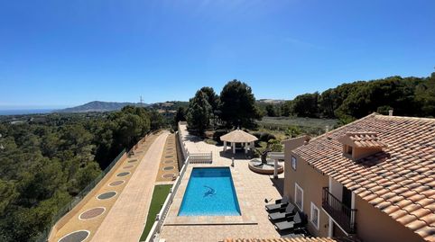 1 Real Estate se complace en presentar esta exclusiva villa ubicada en La Nucia. La propiedad ha sido completamente renovada al má, imatge 2