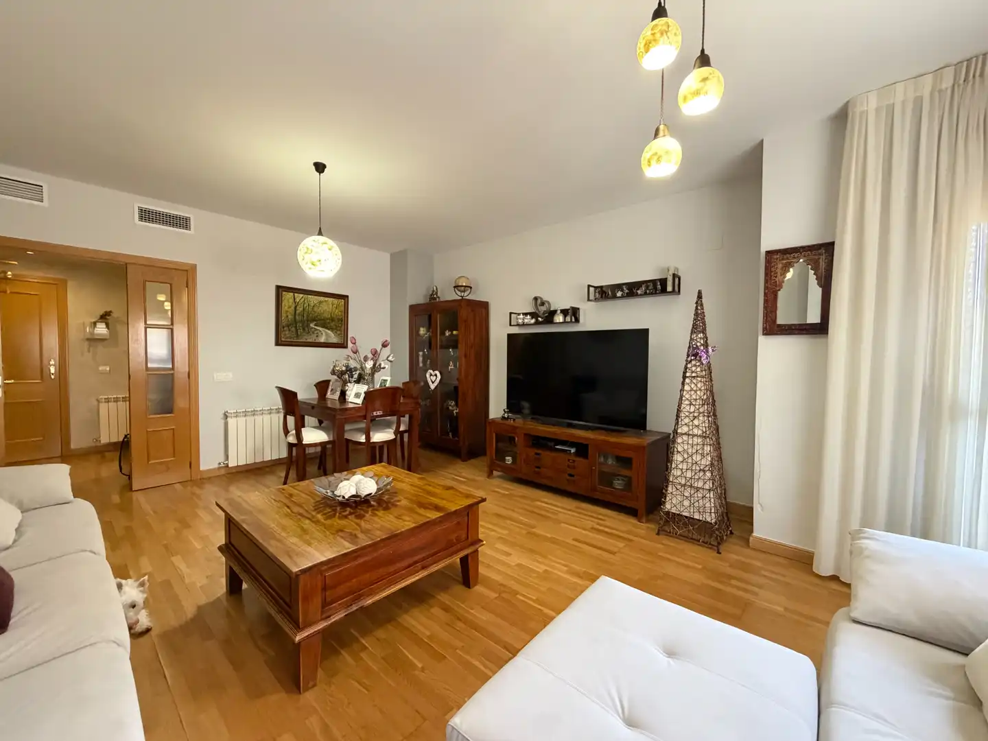 Wohnzimmer von Wohnung zum Verkauf in Plasencia mit Klimaanlage, Schwimmbad und Balkon