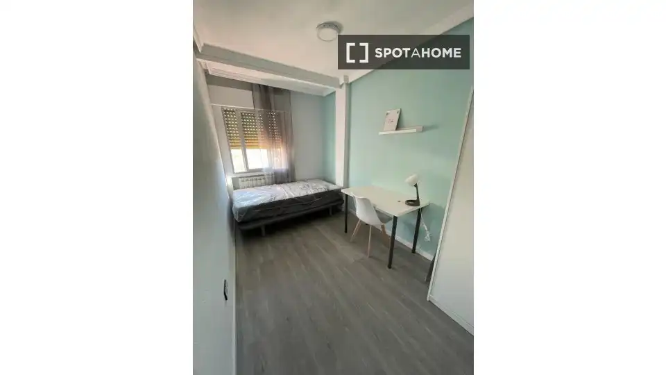 Bedroom of Flat for share in Juan de la Cierva