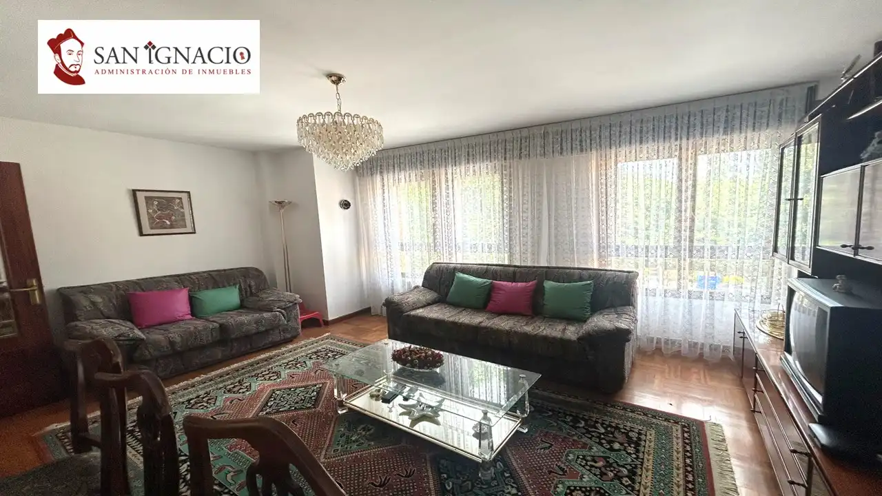 Sala d'estar de Pis en venda en Villarcayo de Merindad de Castilla la Vieja amb Calefacció i Moblat