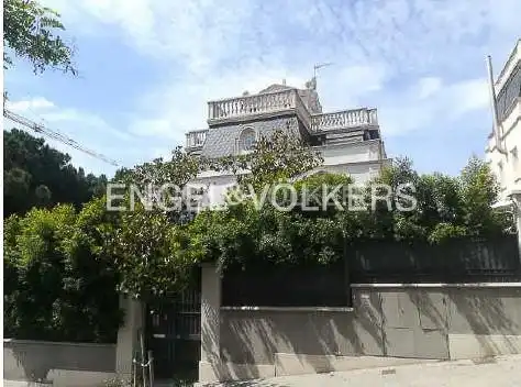 Casa amb terrassa en venda a Sarrià - Sant Gervasi