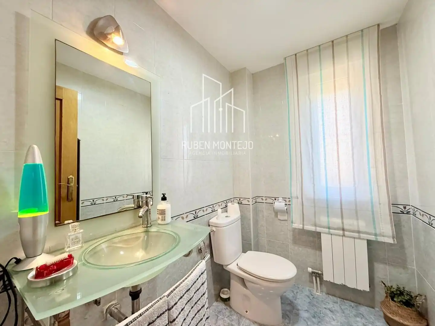 Badezimmer von Einfamilien-Reihenhaus zum Verkauf in Matilla de los Caños del Río mit Heizung, Privatgarten und Terrasse