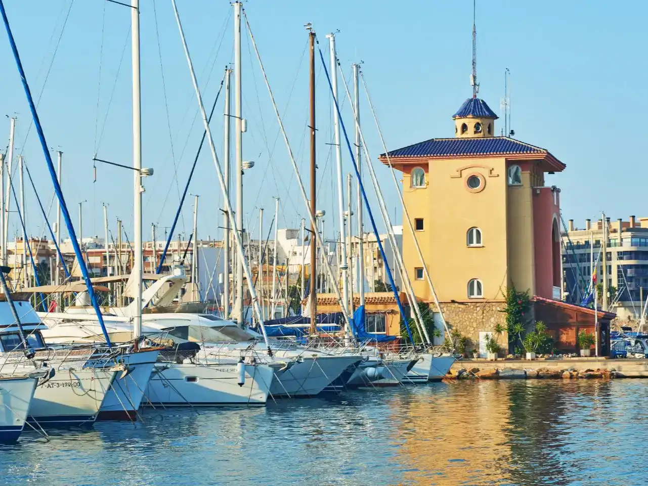 Außenansicht von Wohnung zur Miete in Torrevieja mit Klimaanlage und Balkon