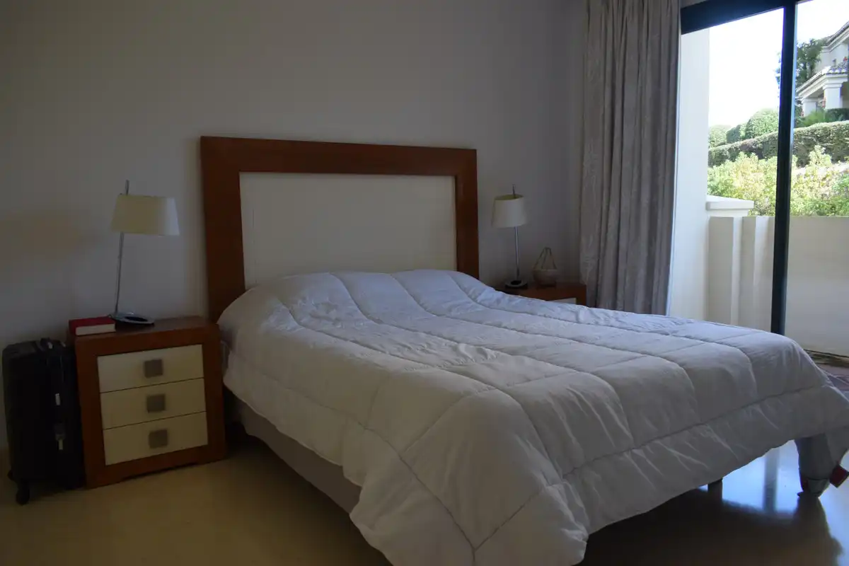 Schlafzimmer von Wohnungen zur Miete in Benahavís mit Klimaanlage, Möbliert und Fernseher