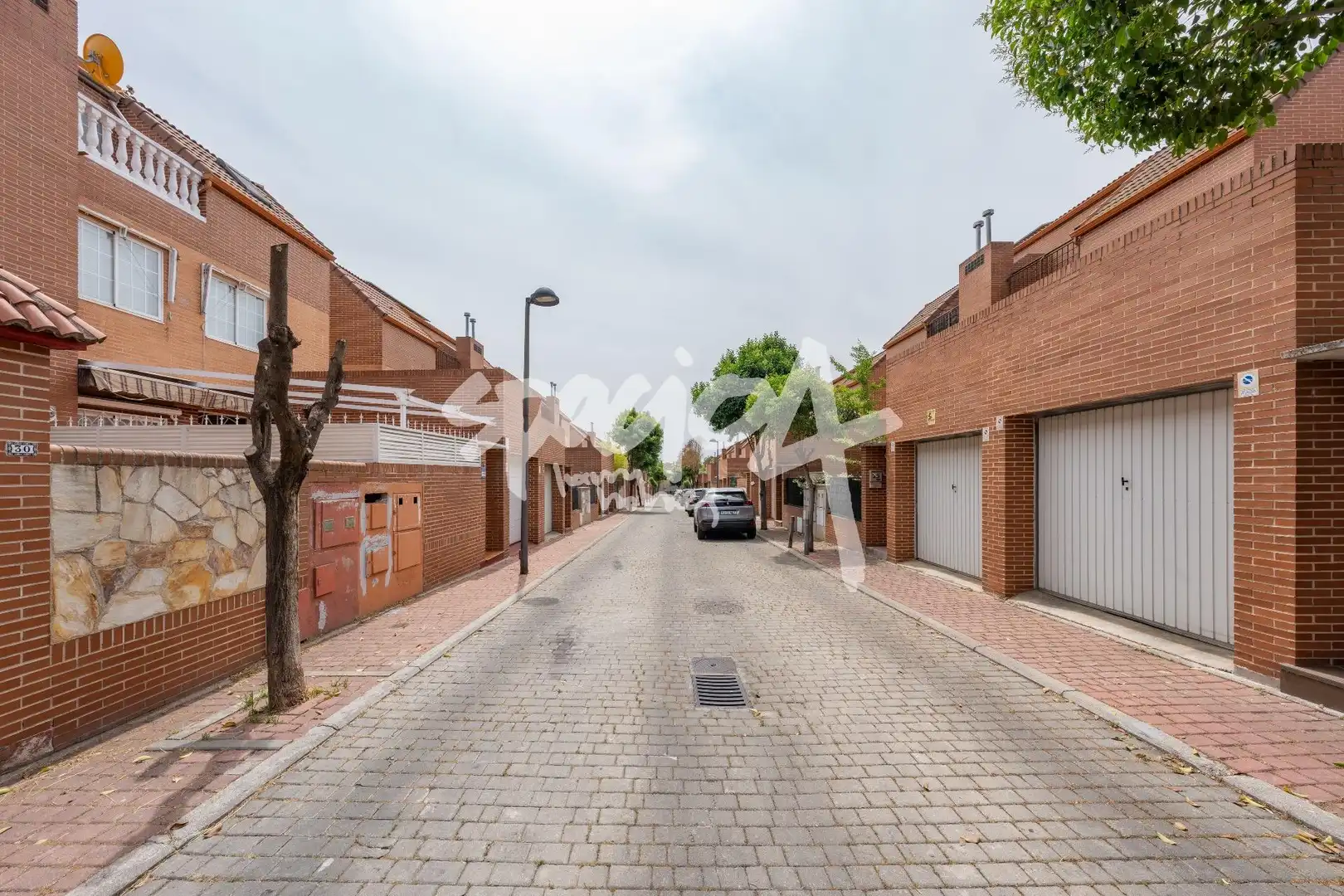 Vista exterior de Casa o xalet en venda en Alcalá de Henares amb Aire condicionat, Calefacció i Jardí privat
