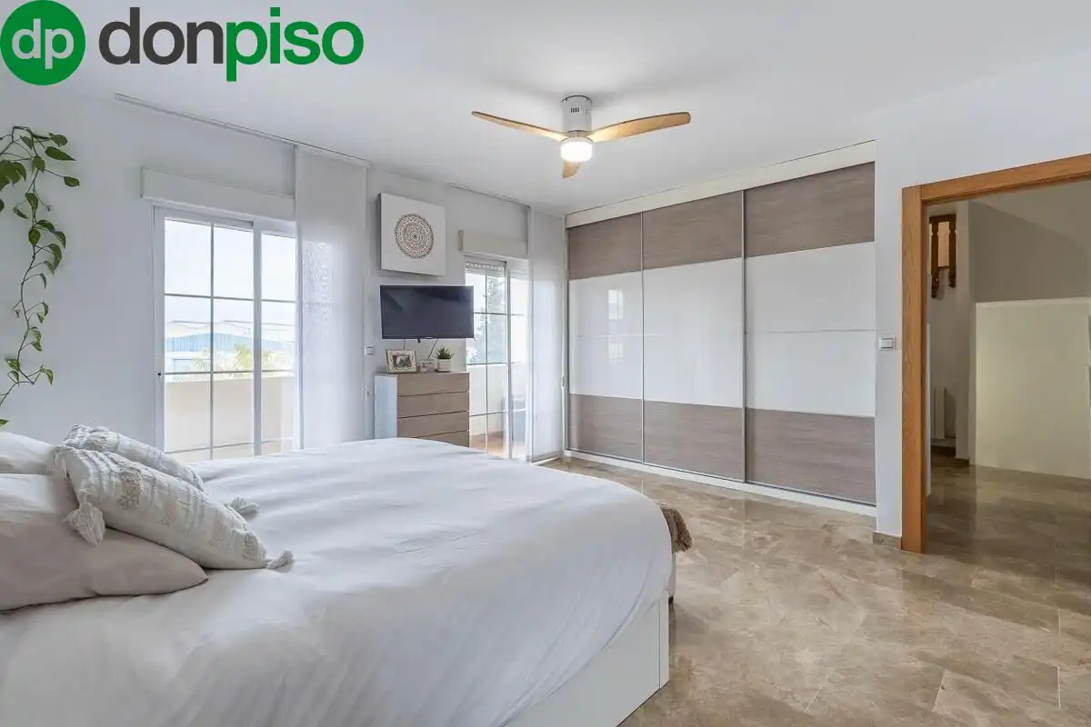 Habitación de Casa adosada en venta en Churriana de la Vega con Aire acondicionado, Jardín privado y Terraza