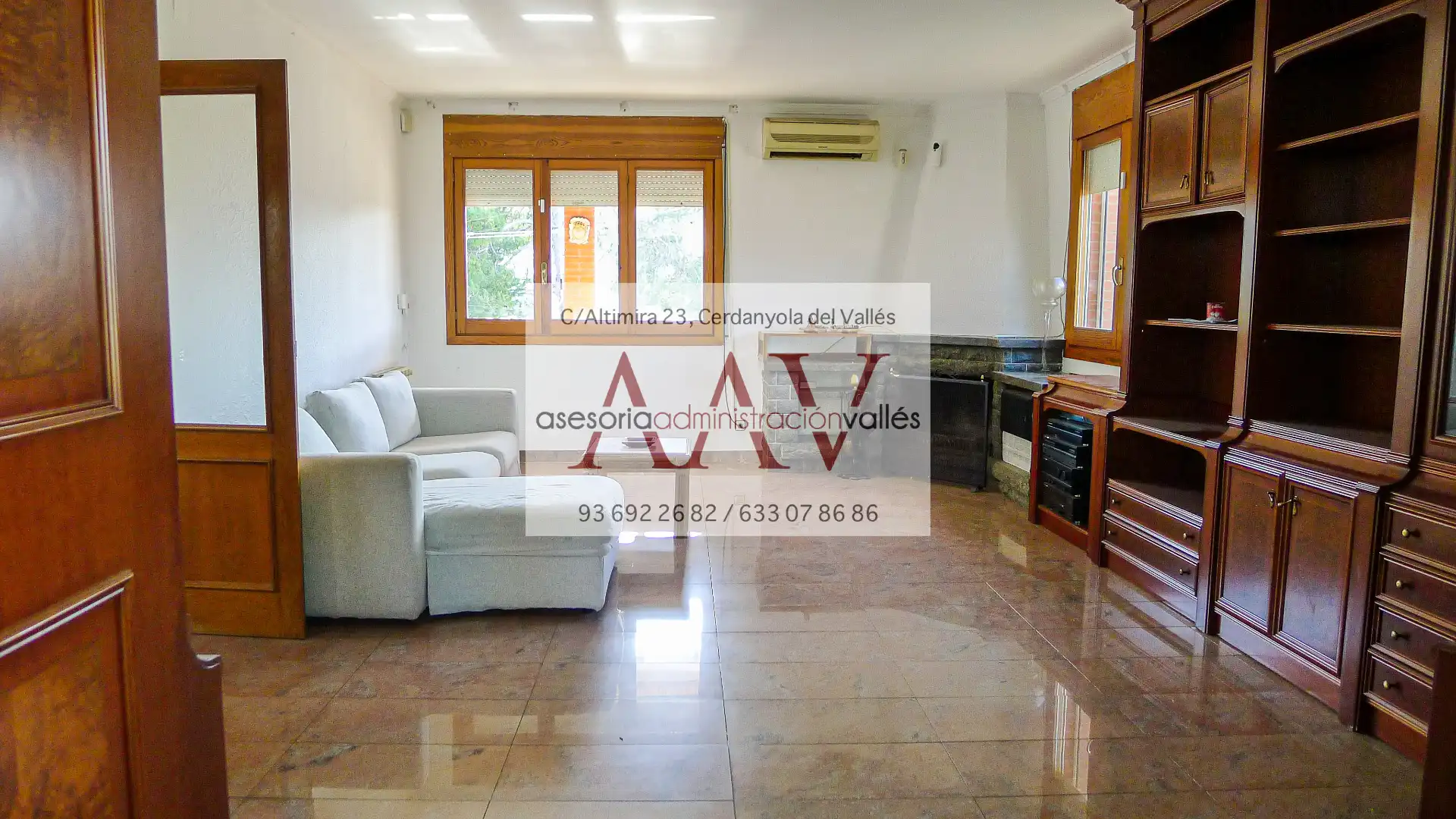 Sala d'estar de Casa o xalet en venda en Cerdanyola del Vallès amb Aire condicionat, Calefacció i Jardí privat