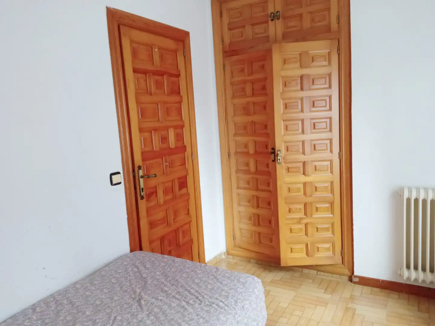 Dormitori de Casa adosada en venda en Burgos amb Jardí privat