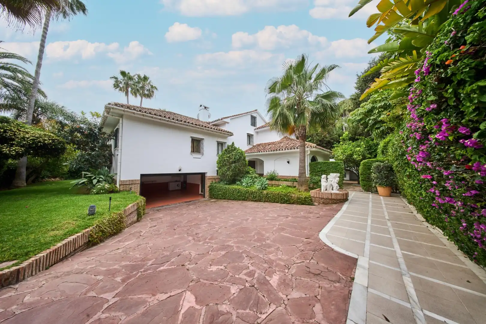 Vista exterior de Casa o chalet en venta en Marbella con Aire acondicionado, Calefacción y Jardín privado