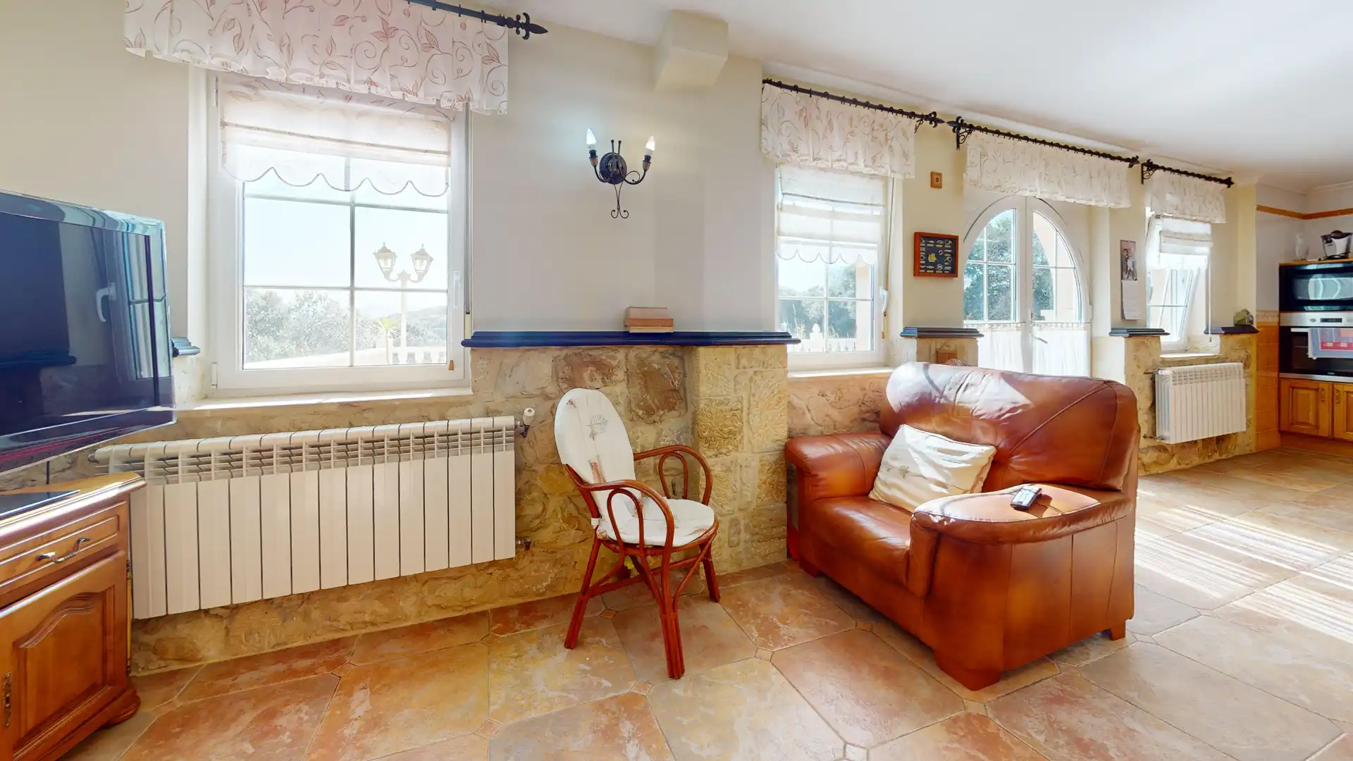 Sala d'estar de Casa o xalet en venda en Arnuero amb Calefacció, Terrassa i Balcó