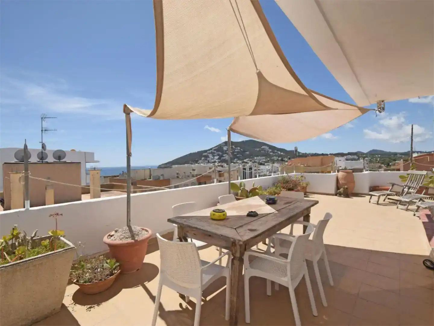 Terrasse von Dachboden zur Miete in Santa Eulària des Riu mit Klimaanlage und Balkon