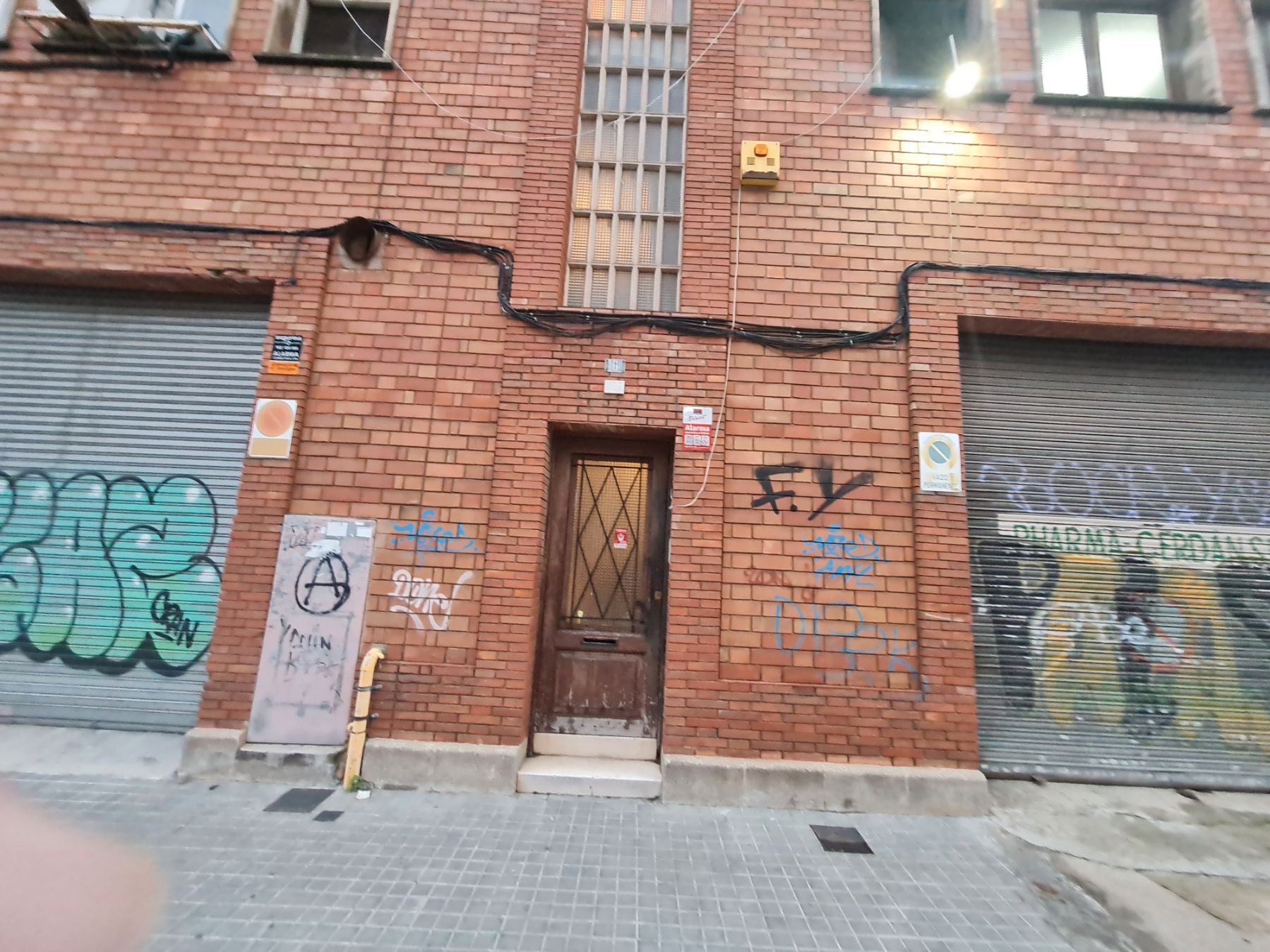 Vista exterior de Nau industrial en venda en L'Hospitalet de Llobregat amb Calefacció