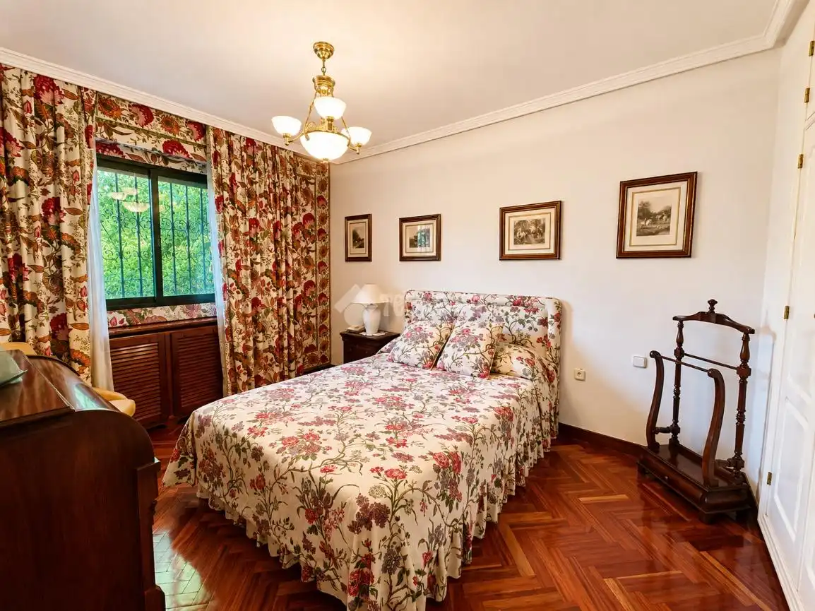 Dormitori de Casa adosada en venda en Griñón amb Calefacció, Jardí privat i Terrassa