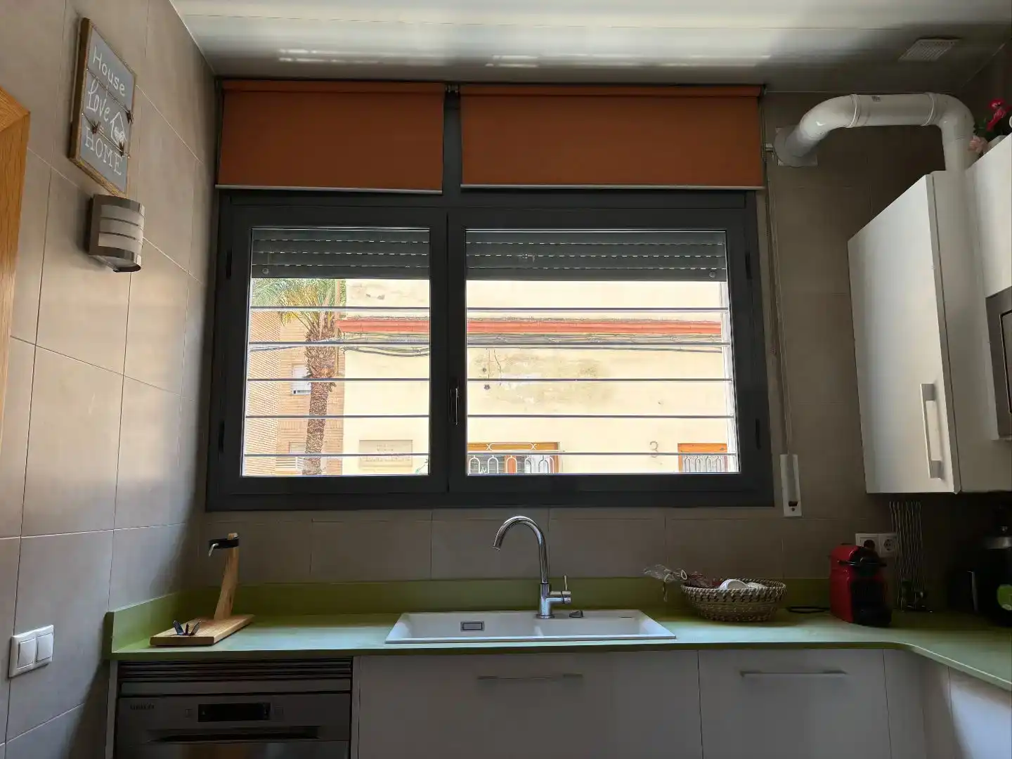 Cocina de Casa adosada en venta en Cornellà de Llobregat con Aire acondicionado, Jardín privado y Parquet