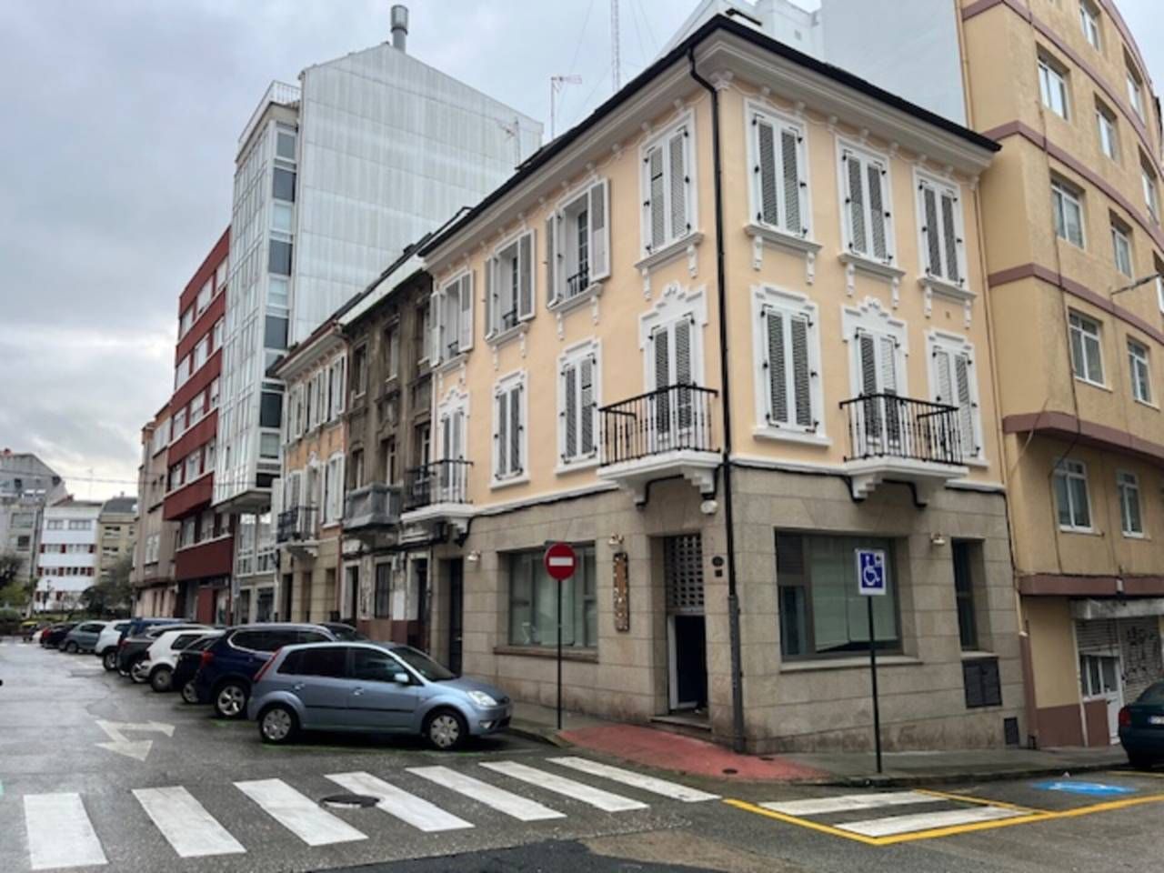 Vista exterior de Local en venda en A Coruña Capital  amb Aire condicionat