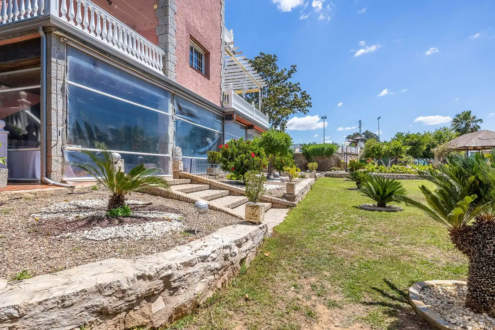 Vista exterior de Finca rústica en venda en Sanlúcar la Mayor amb Calefacció, Jardí privat i Terrassa