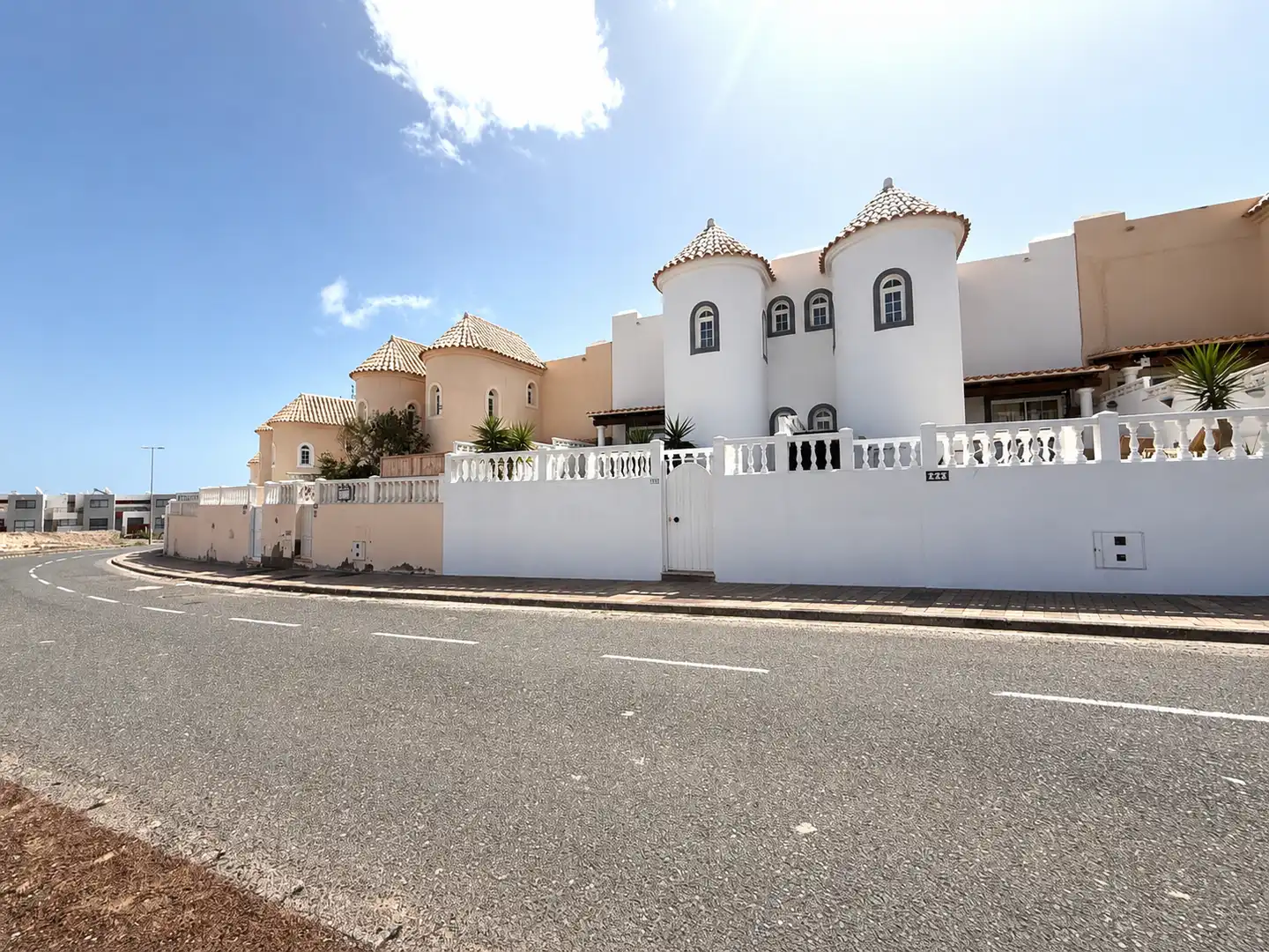 Außenansicht von Einfamilien-Reihenhaus zum Verkauf in Antigua mit Klimaanlage, Terrasse und Möbliert