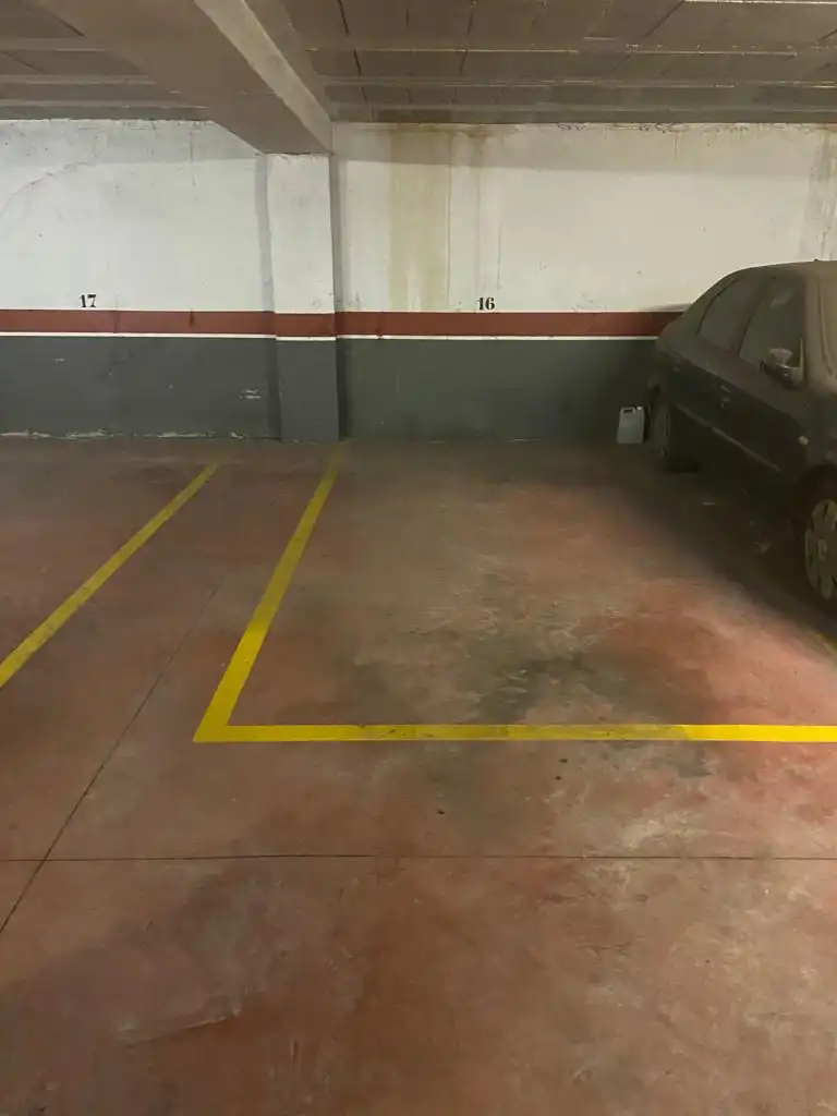 Parking de Piso de alquiler en Pontevedra Capital  con Calefacción, Trastero y Horno