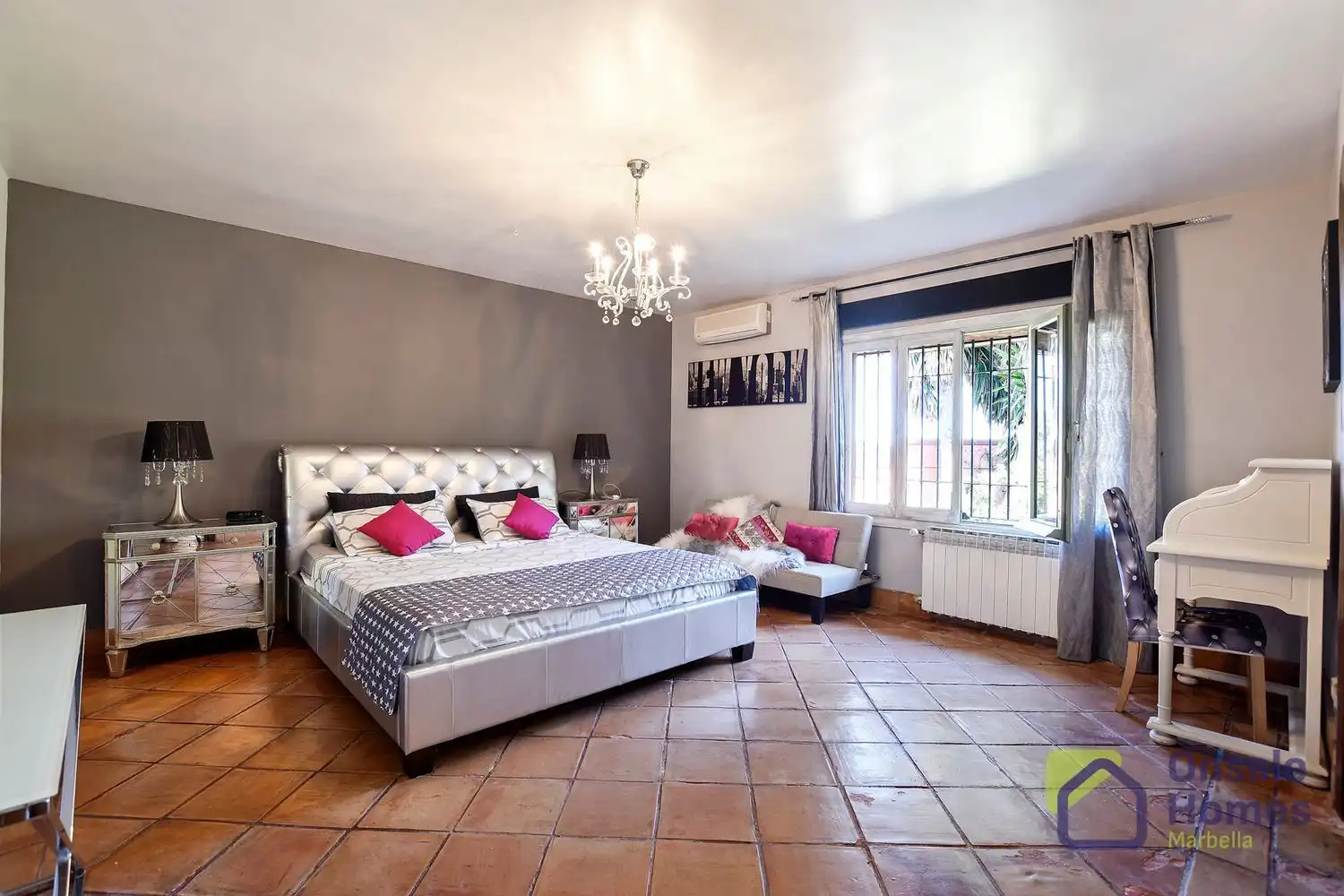 Dormitori de Casa o xalet en venda en Marbella amb Aire condicionat, Jardí privat i Terrassa