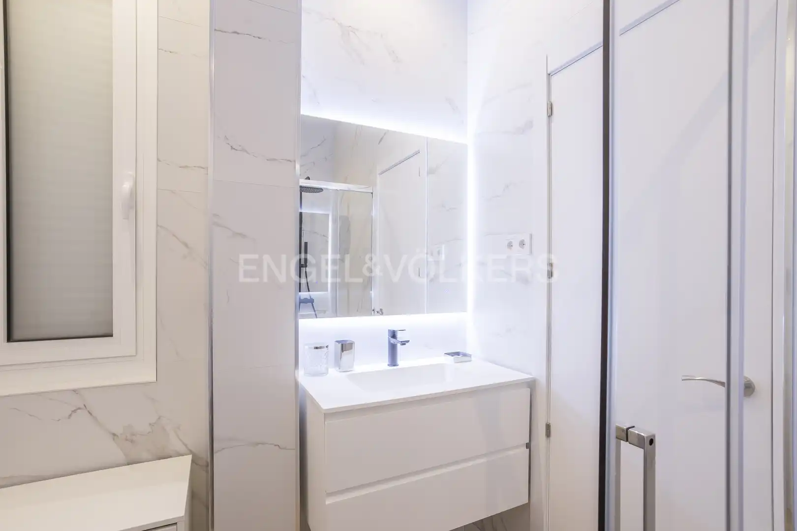 Bathroom of Flat for sale in Madrid  with Air Conditioner, Heating and Storage room