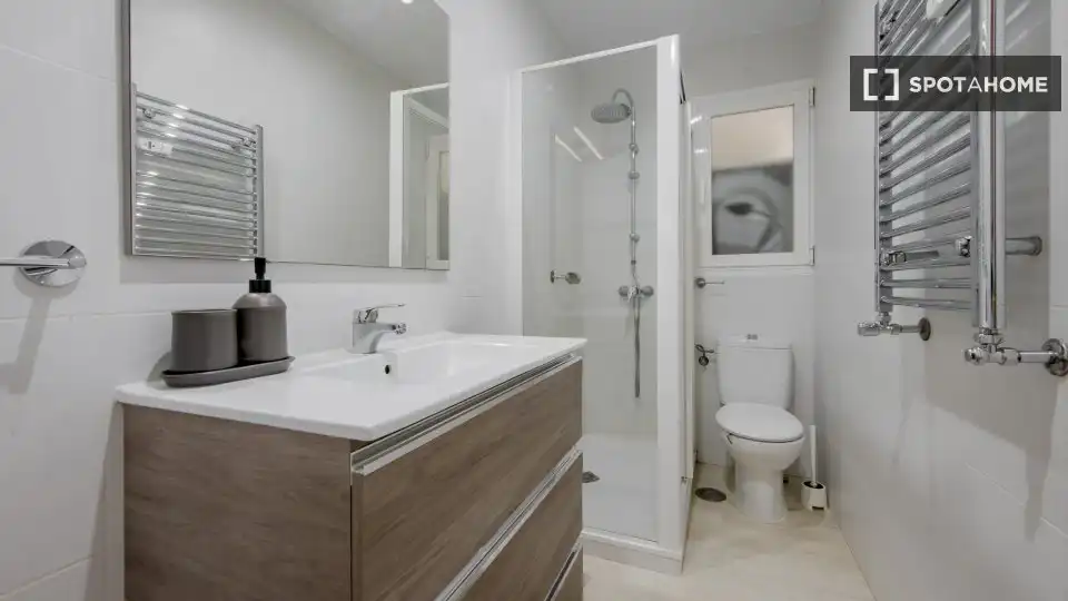 Baño de Piso para compartir en Madrid con Aire acondicionado, Terraza y Amueblado