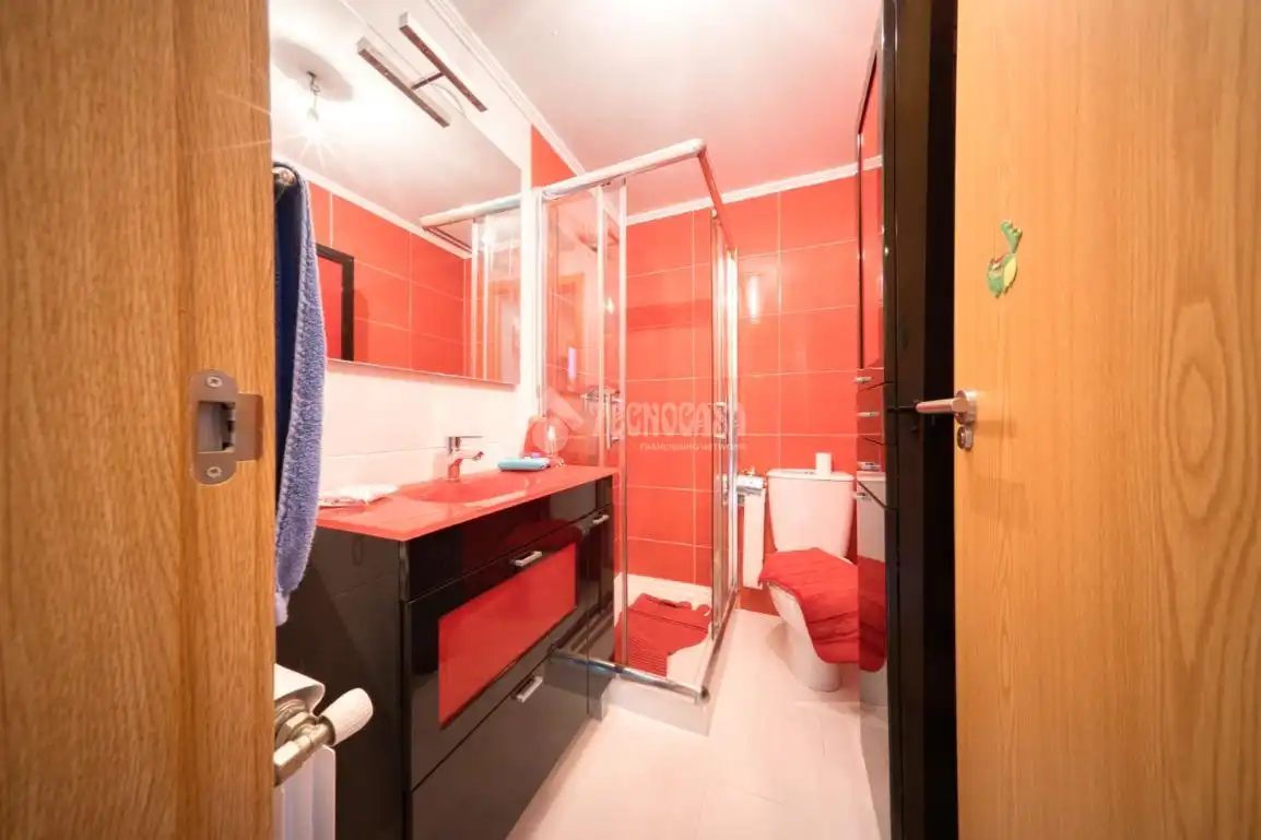 Baño de Casa adosada en venta en Aldeamayor de San Martín con Calefacción y Jardín privado